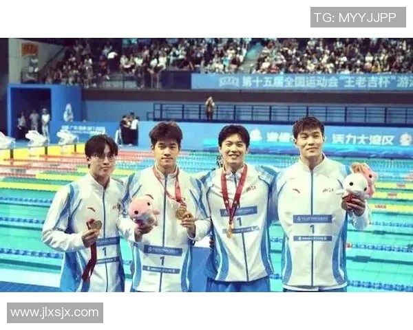 激烈泳赛激动人心 谁将摘得金牌成为全场焦点